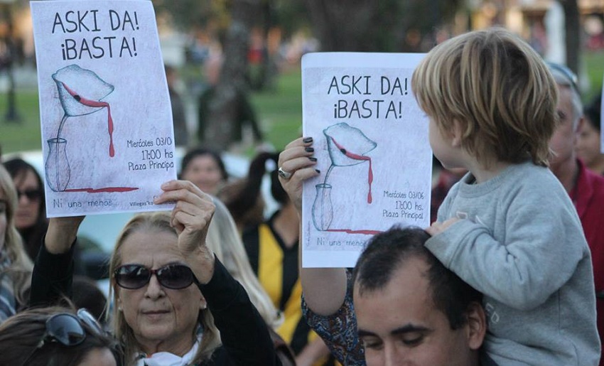 Gral. Villegasko ‘Ezta bat gutxiago ere’ manifestaldian, leloak euskaraz (argazkia EE)