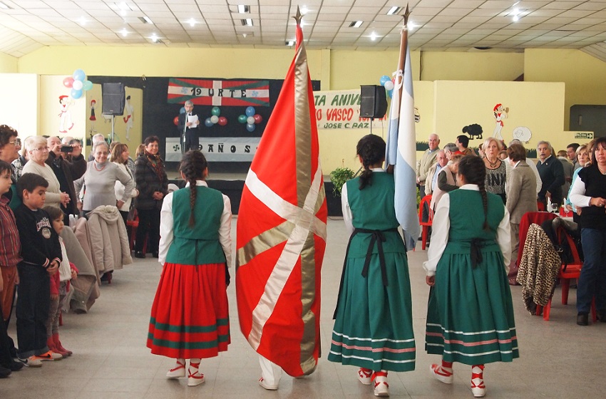 Toki Eder euskal etxearen 19. Urteurren jaia banderadunen sartzearekin batera hasi zen (argazkia EE)