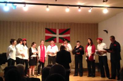 Member of the Txalaparta choir from the Brussels Basssque club at their debut (photoBruselasEE)