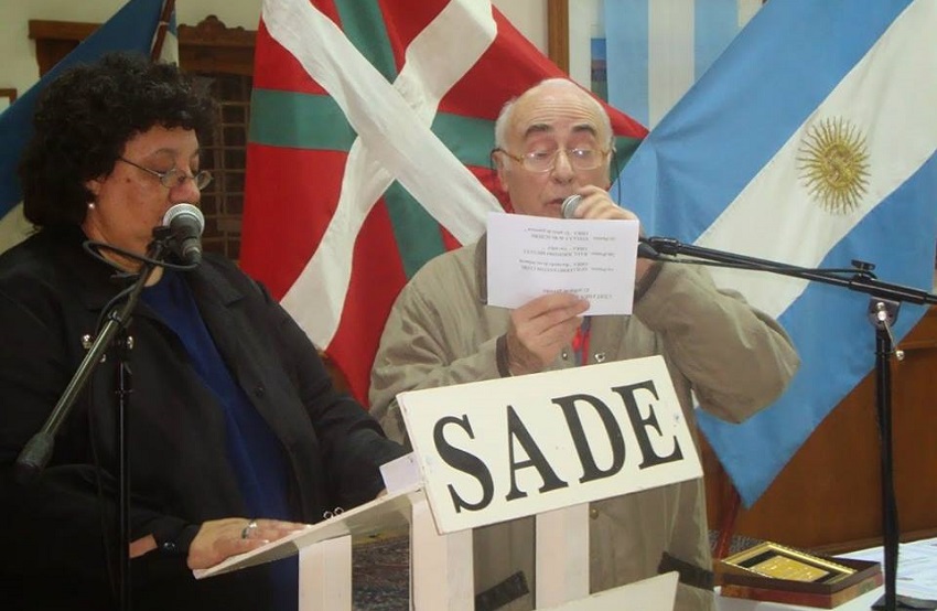 Members of SADE and the Chivilcoy Basque Club presenting the “Tree of Gernika” contest