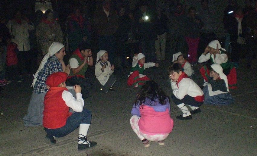 Los txikis a plena danza