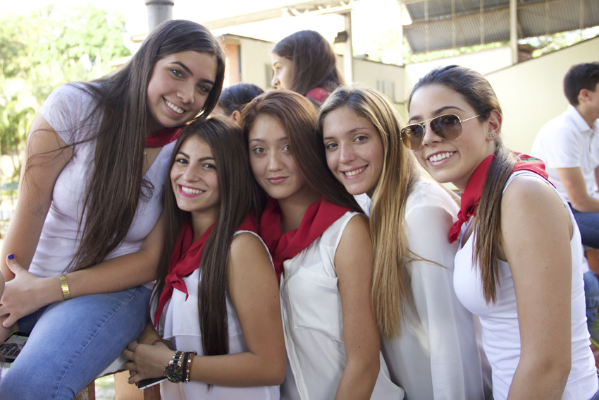 Gaztetxoak Valentziako Euskal Etxeko San Fermin festaz gozatzen (argazkia Valencia-Carabobo EE)