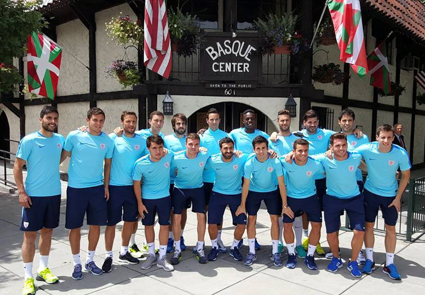 Los jugadores del Athletic estuvieron en el Basque Center de Boise firmando autógrafos (foto Boiseko Athletic Club Peña)