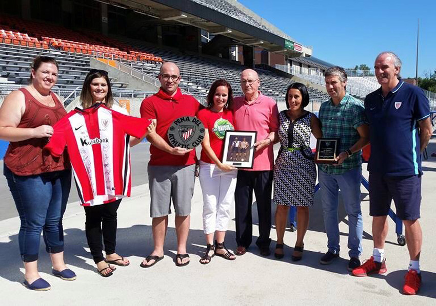 Intercambio de obsequios con la Boiseko Athletic Club Peña