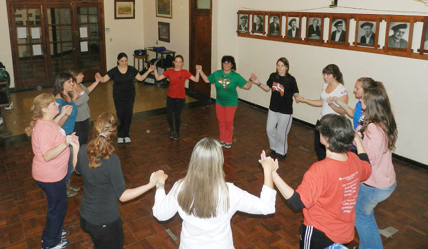 Dentro del programa Hator Hona 2015, seis jóvenes de Euskal Herria ofrecen talleres de música, euskera, deporte y danzas en el centro Euzko Etxea (foto EE)