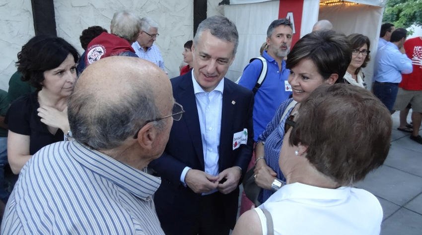 El Lehendakari Urkullu saludando a la gente