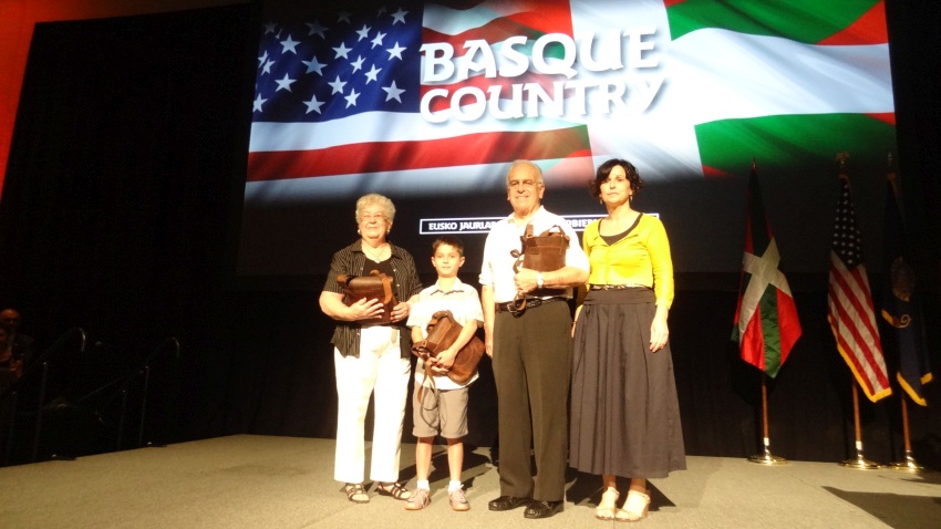 Al Erquiaga, Gerri Achurra and Gaizka Malone, in name of the organizers of Jaialdi, were recognized by the Basque Government (photoEuskalKultura.com)