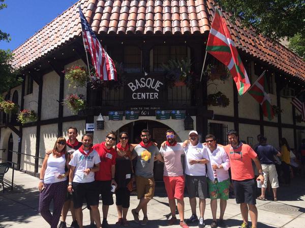 Amigos frente al Basque Center