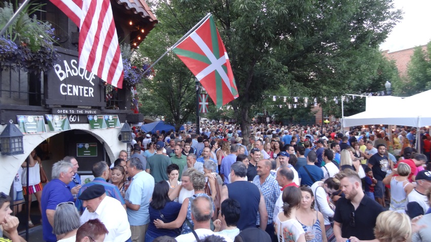 Ambiente frente al Basque Center