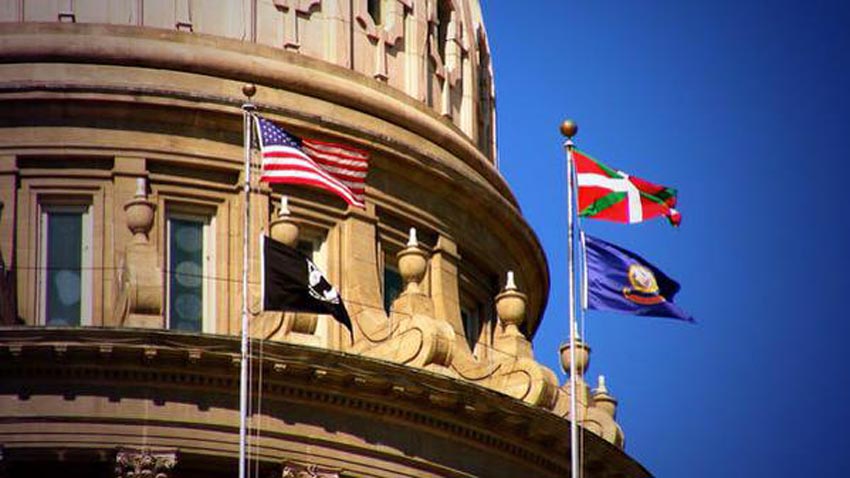 El Capitolio de Idaho con la bandera estadounidense y la ikurriña flameando