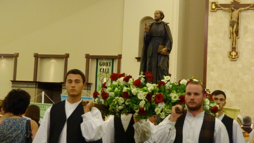 Dantzaris del grupo 'Oñati' de Boise, llevando al hombro la imagen de San Ignacio (foto EuskalKultura.com)