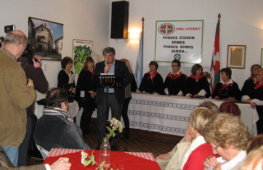 President of the Eusko Biltzar, Juan J. Olasagastia, at the club’s 25th anniversary festivities (photoEE)