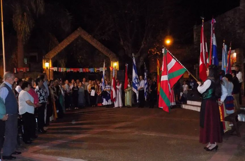 Representantes de la Euskal Etxea de Concordia en la Fiesta del Inmigrante 2015