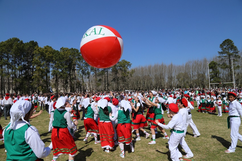 Una de las últimas imágenes, llena de alegría y de color, de la Euskal Jaia (foto Marcelo Lacket)