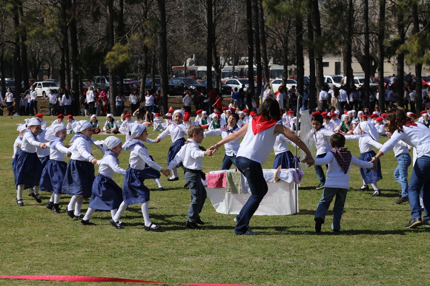 Basque dance, the txikis' turn