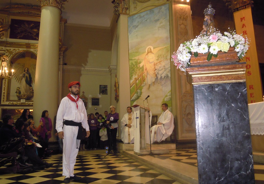 El dantzari Renzo Bustos baila el Aurresku en la Parroquia Nuestra Señora de Aranzazu de San Fernando, en el Gran Buenos Aires, el día de su Fiesta Patronal