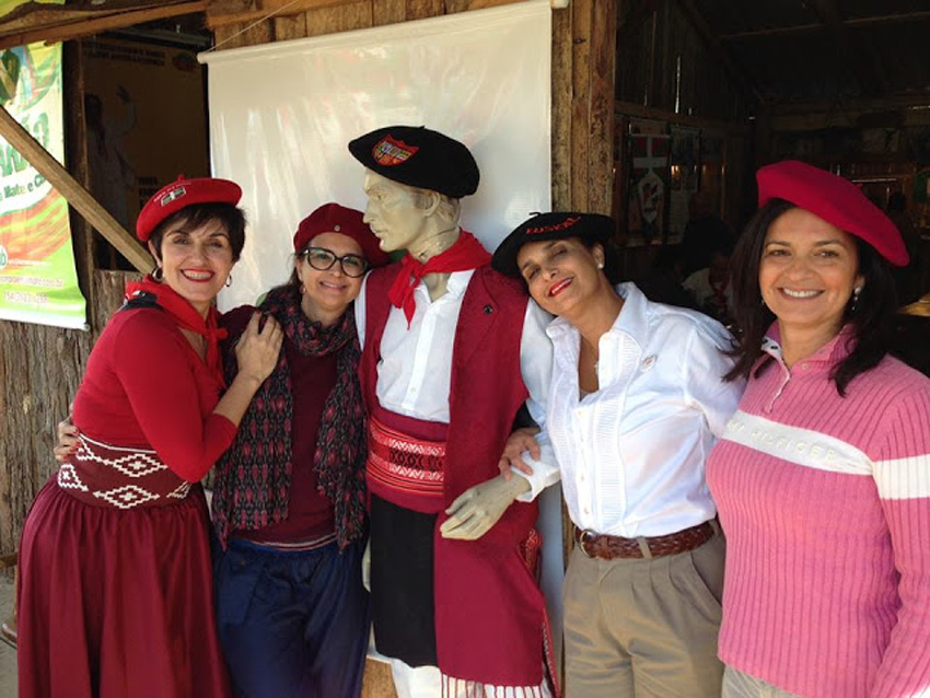 Basque representation: the Etchalus and Etchepare sisters with “the Iparralde Basque” (photoCBRGS)