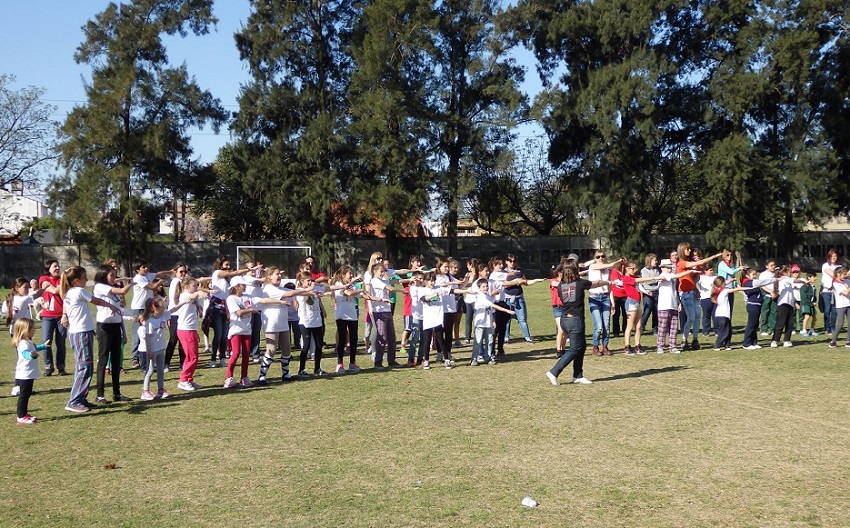 Chicos y grandes unidos en la danza