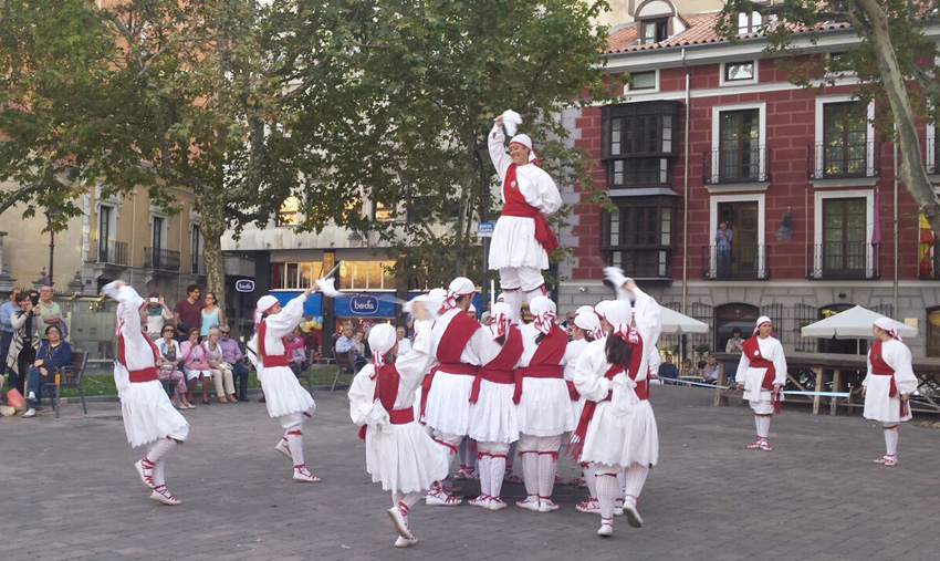 Los dantzaris de Kezka en plena exhibición en Valladolid (foto Valladolid CV)