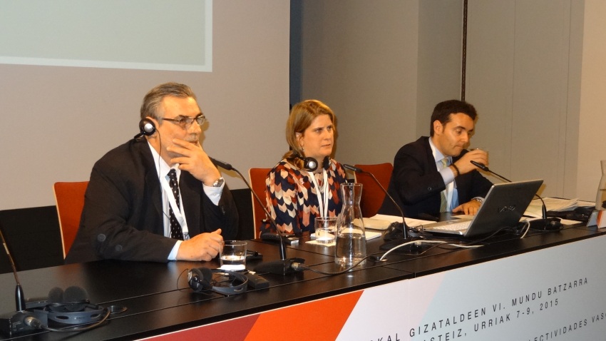 Aspecto de la mesa del Congreso Mundial en una de sus sesiones . De izquierda a derecha, Hugo Andiazabal (FEVA, Argentina), Valerie Arrechea (NABO, Estados Unidos) y Asier Vallejo, director para la Comunidad Vasca en el Exterior del Gobierno Vasco (foto E