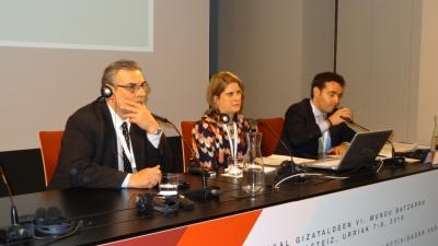 Scene from one of the Congress session.  From left to right, Hugo Andiazabal (FEVA, Argentina), Valerie Arrechea (NABO, USA) and Asier Vallejo, Director of the Basque Government’s Basque Communities Abroad (photoEuskalKultura.com)