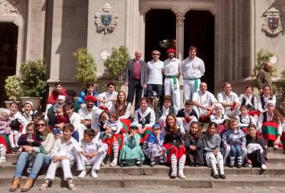 Dantzaris from Denak Bat performing for the community of Mar del Plata