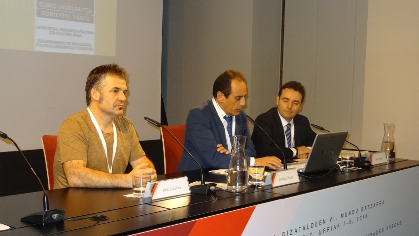 Inaugural session of day two.  From left to right, Ritxi Lizartza (Mintzanet-Mara Mara), Joseba Erkizia (Euskara Munduan – HABE) and Asier Vallejo (Director of the Basque government’s Basque Community Abroad. (photoEuskalKultura.com)