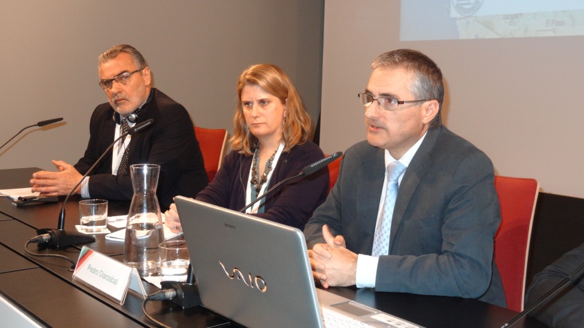 Pedro Oiarzabal en una imagen del pasado Congreso Mundial de Colectividades Vascas, junto a los presidentes de las federaciones vascas de EEUU (NABO y Argentina (FEVA).  (foto EuskalKultura.com)