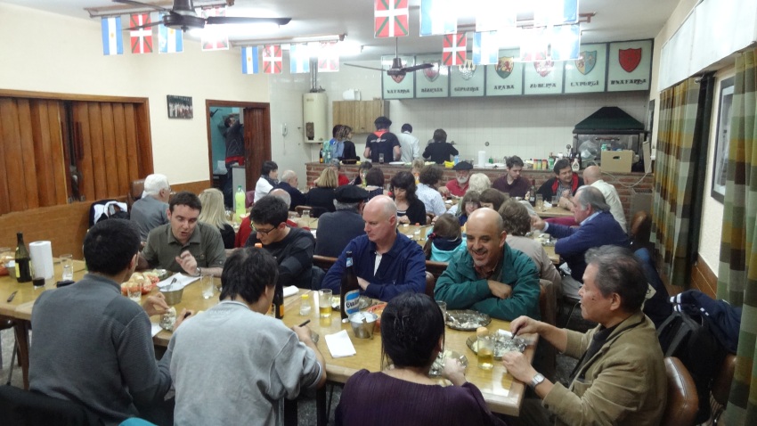 La cena del jueves proporcionó la oportunidad de probar la merluza al estilo tradicional vasco preparada por la chef vasco rosarina Arantza Soraluce durante el taller de cocina vasca