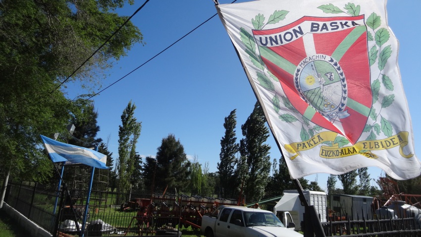 The Argentine flag and the Basque Club's coat of arms