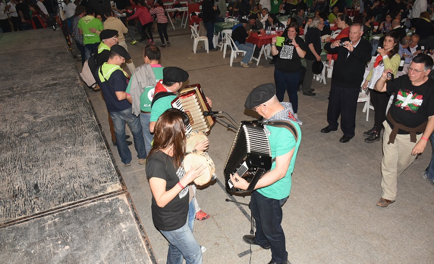 Alboka, panderos y acordeones