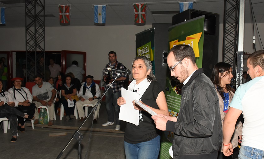 Presentación de las danzas en las dos lenguas