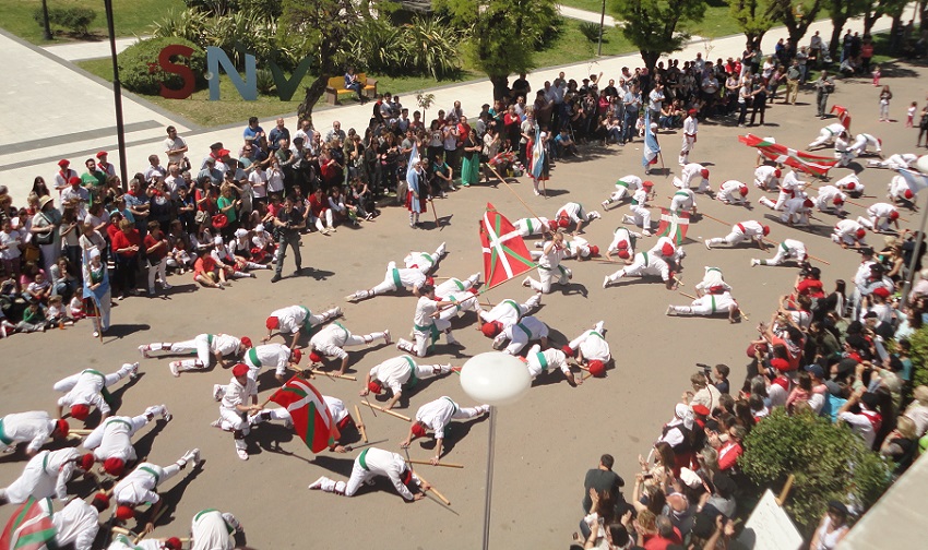 Dantzaris de todas las euskal etxeas ofrecieron las Danzas de Plaza