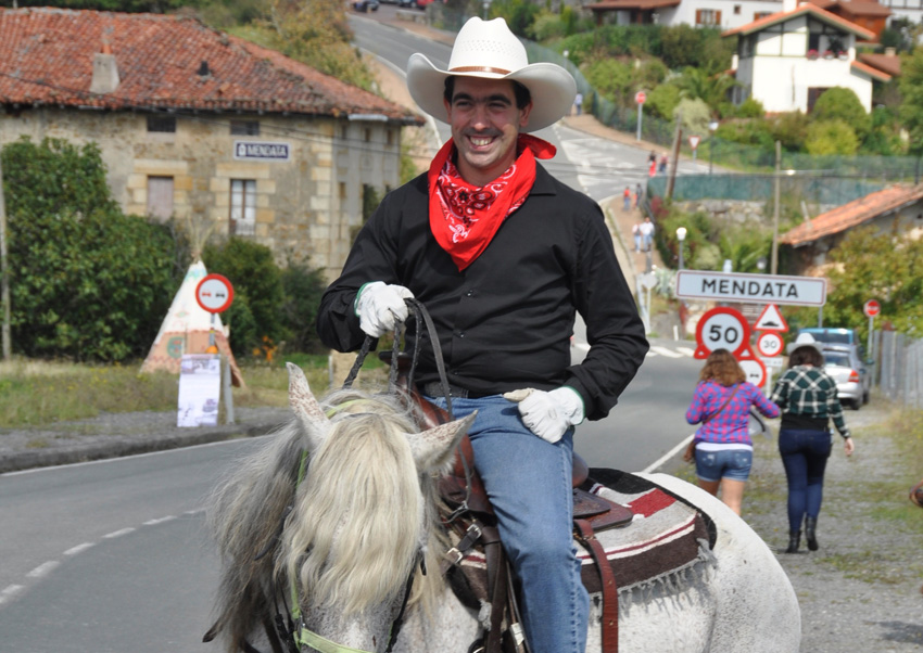 Cowboy-ak nonnahi Mendatako kaleetan (argazkia Idoia Mallea)