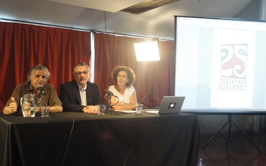 Horacio González, Hugo Andiazabal y Sara Pagola en la inauguración de  ‘Tras los pasos del euskera. La lengua vasca y su presencia en Argentina’ (foto EuskalKultura.com)