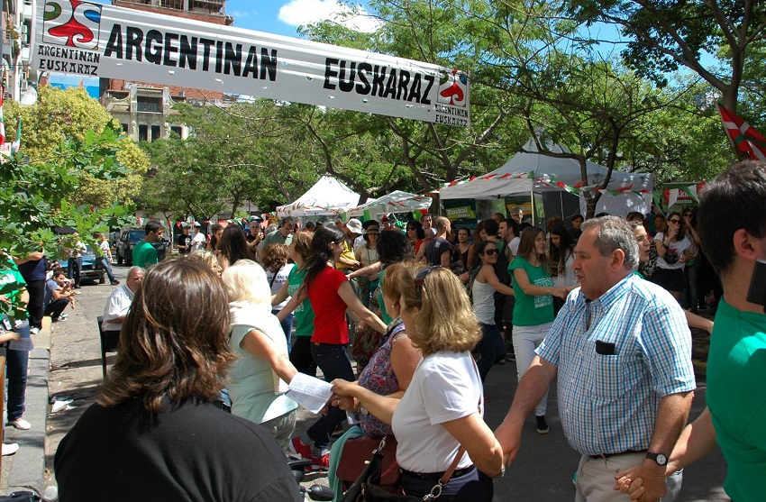 Los dantzaris también fueron parte de la fiesta