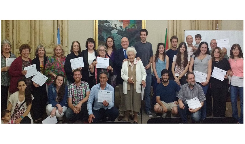 Patxi Baztarrika entregó los certificados del curso 2015 a los alumnos de euskera de La Plata (Foto Delegación del Gobierno Vasco)