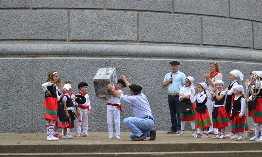 ‘Herri kirolak’ o demostración --con falsas piedras-- de deportes rurales vascos por parte de los txikis en el Aniversario del Gure Etxea