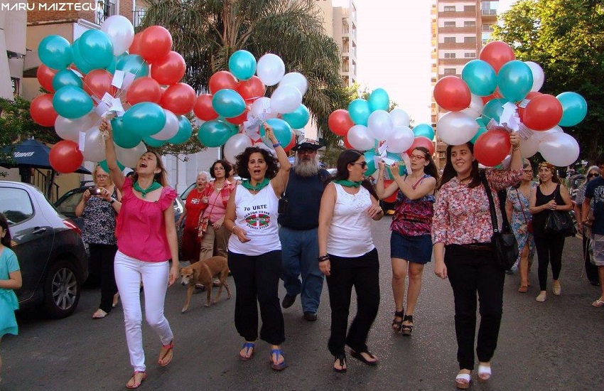 Thanks to students and teachers, the colors of Euskera flew in the streets of San Nicolas