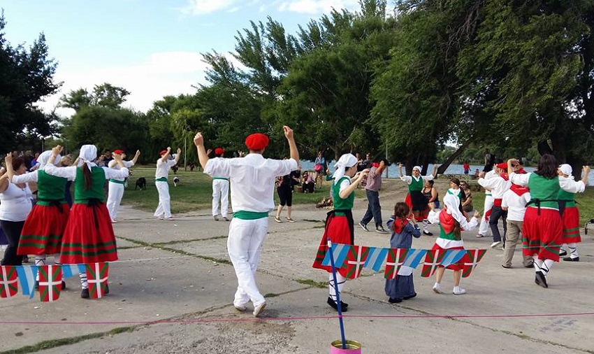 Danzas frente al río