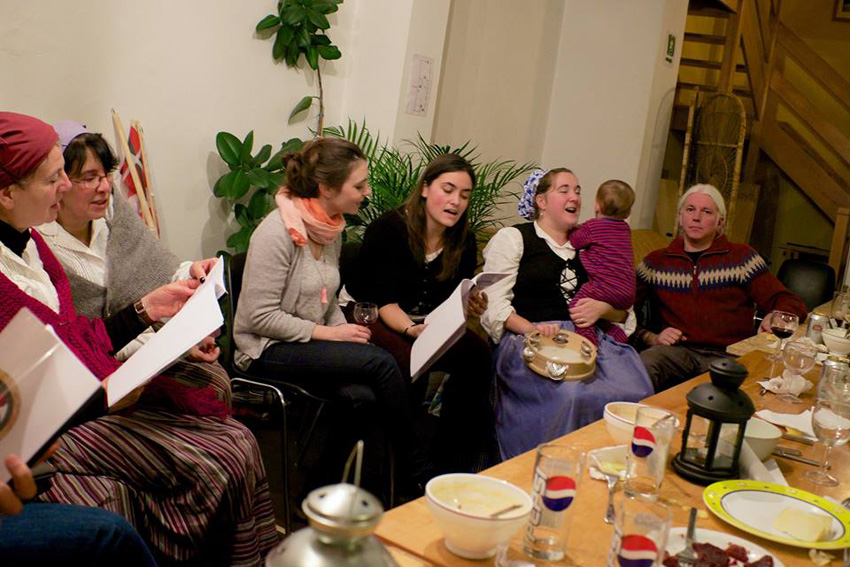 Members and friends of the Bruselako Euskal Etxea singing; BEE also has its own choir, “Txalaparta”