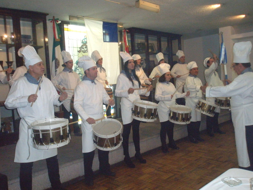 The tamborreros at the Mexico Basque club directed by Drum Major Alfredo Jover (photoMexicoEE)