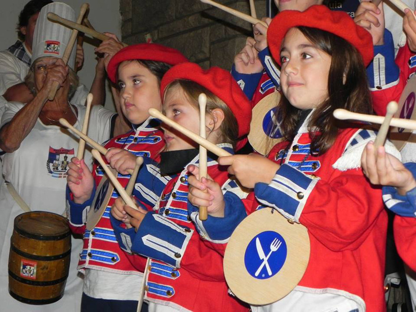 The children in the Tamborrada in Necochea proudly debuting their new uniforms (photoK. Zubillaga)