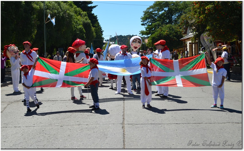 Integrantes del Centro Vasco Euskal Txokoa de San Martín de los Andes en el desfile del 118º aniversario de la ciudad