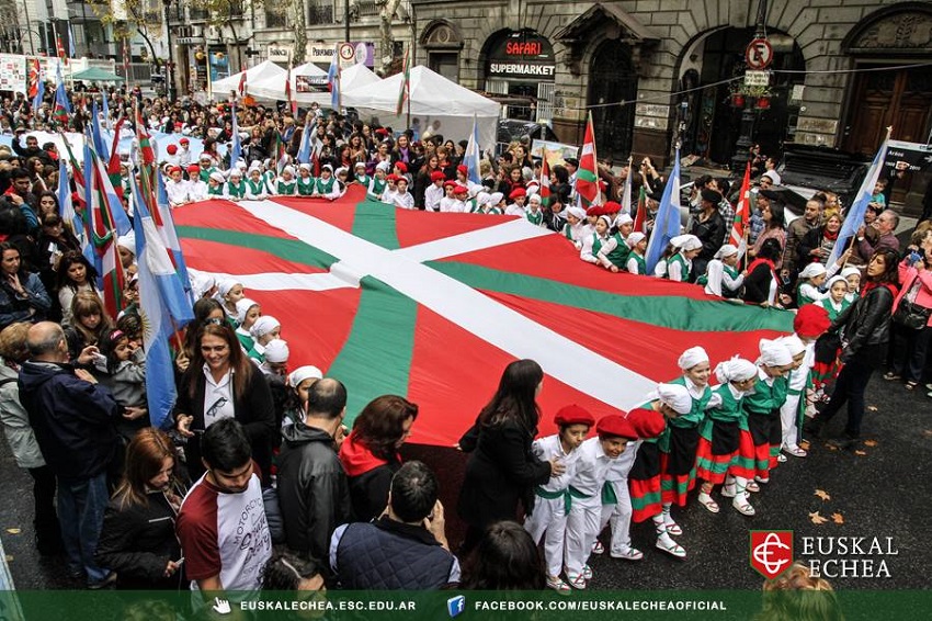 Alumnos del Colegio Euskal Echea en el Buenos Aires Celebra al País Vasco