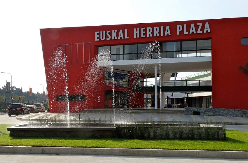 Fachada del Centro Comercial Euskal Herria Plaza con su nombre en grandes caracteres