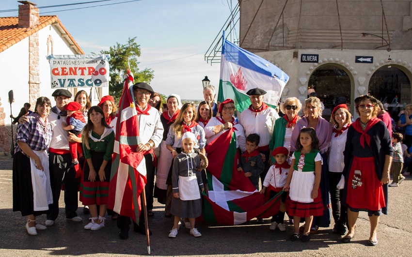 Integrantes del Beti Aurrera Aberri Etxea en la Fiesta de la Soberanía Patagónica 2016