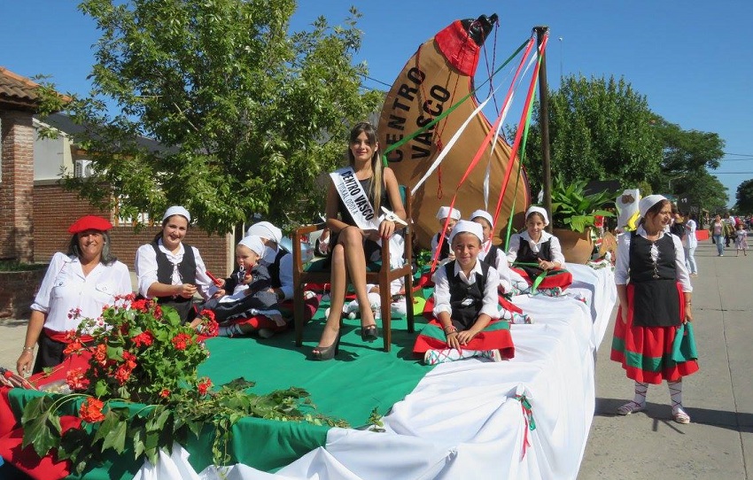 Carroza del Centro Vasco Euskal Odola en el desfile de la 44º Fiesta del Ternero de Ayacucho