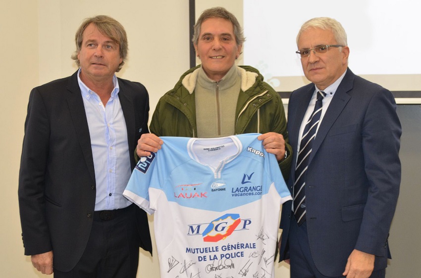 La camiseta del Club de Rugby Aviron Bayonnais pronto se podrá ver en Argentina. En la foto, a ambos lados, Francis Salagoity y Christian Devèze, responsables del club labortano, y en medio Javier Clúa, presidente de Euzko Etxea de La Plata.