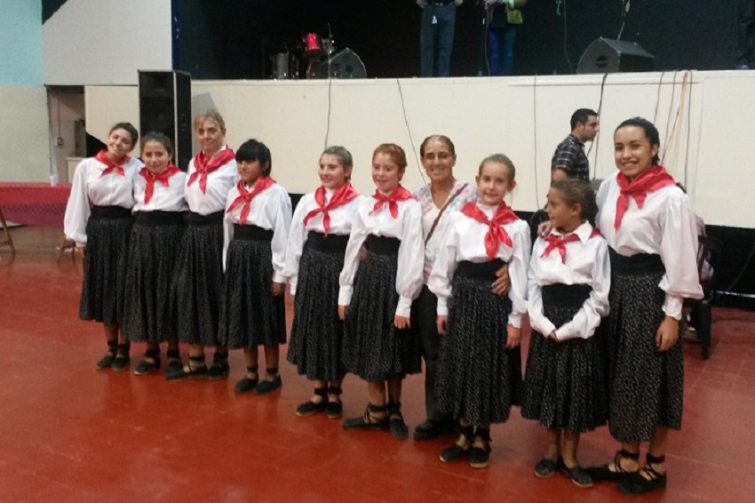 Las dantzaris del Beti Aurrera participaron en un festival solidario el pasado 20 de marzo